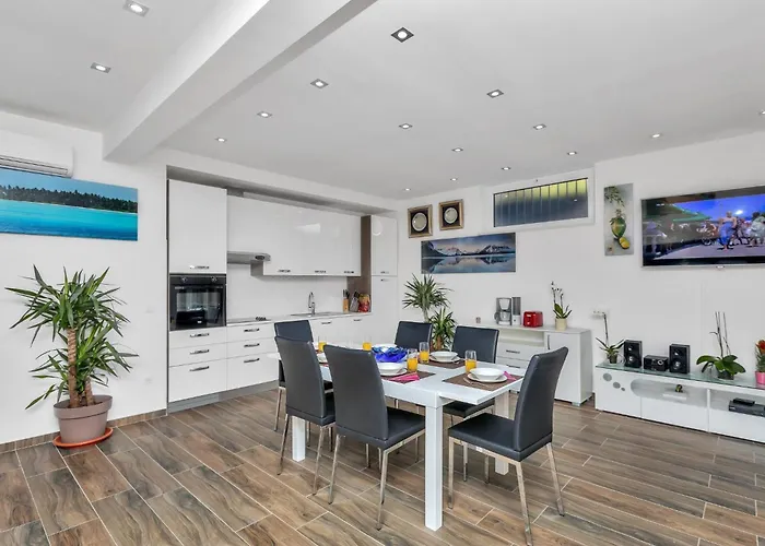 Casa vacanze Infinite Mit Schwimmbad Und Meerblick By Interhome