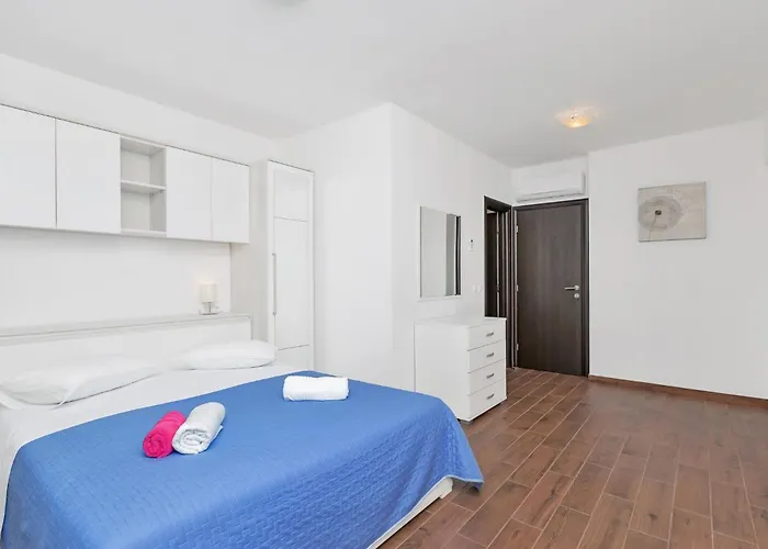 Infinite Mit Schwimmbad Und Meerblick By Interhome Casa vacanze Makarska