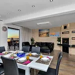 Infinite Mit Schwimmbad Und Meerblick By Interhome בית נופש *