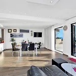 Infinite Mit Schwimmbad Und Meerblick By Interhome マカルスカ