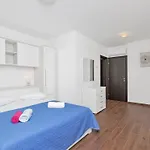 Infinite Mit Schwimmbad Und Meerblick By Interhome בית נופש מאקרסקה