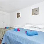 Infinite Mit Schwimmbad Und Meerblick By Interhome マカルスカ