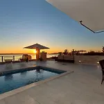 Infinite Mit Schwimmbad Und Meerblick By Interhome マカルスカ