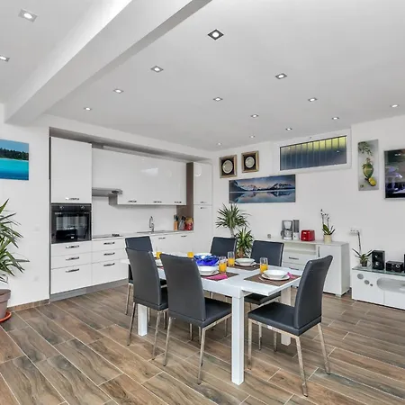 Vakantiehuis Infinite Mit Schwimmbad Und Meerblick By Interhome