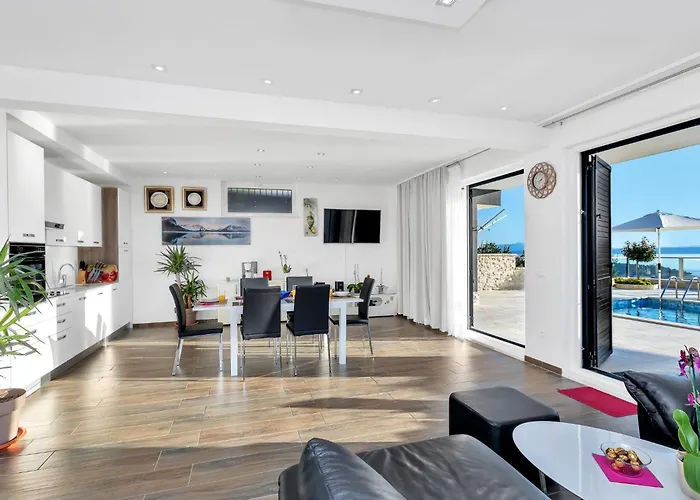 Infinite Mit Schwimmbad Und Meerblick By Interhome Makarska