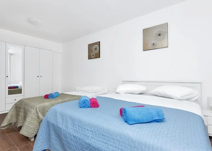 Infinite Mit Schwimmbad Und Meerblick By Interhome Makarska