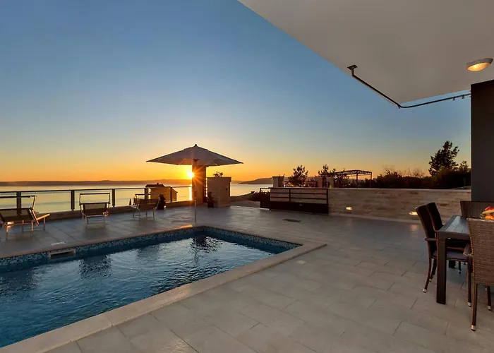 Infinite Mit Schwimmbad Und Meerblick By Interhome Makarska