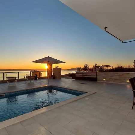 Infinite Mit Schwimmbad Und Meerblick By Interhome 마카르스카