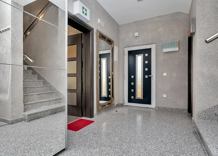 Infinite Mit Schwimmbad Und Meerblick By Interhome Nyaraló *